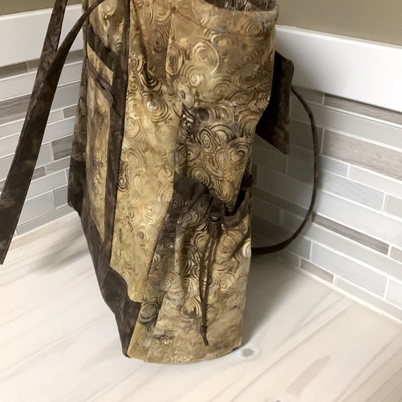 Large tote with multiple exterior and interior pockets - Picture 7 of 7